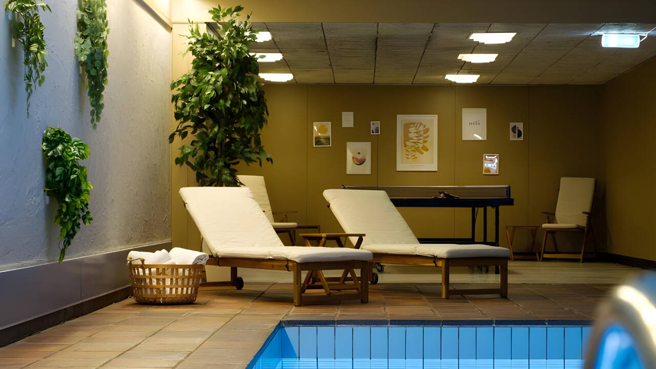 Hotellet har en härlig relaxavdelning med inomhuspool, bastu och gym där ni verkligen kan koppla av!