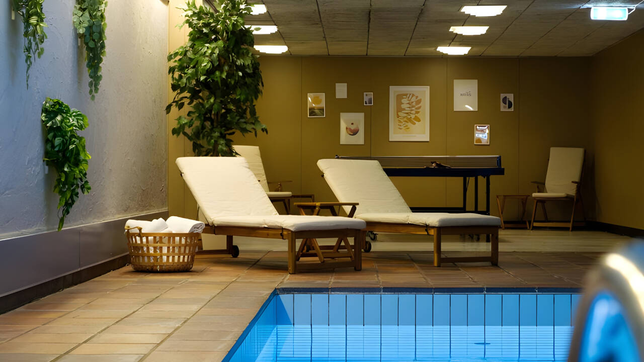Hotellet har en härlig relaxavdelning med inomhuspool, bastu och gym där ni verkligen kan koppla av!