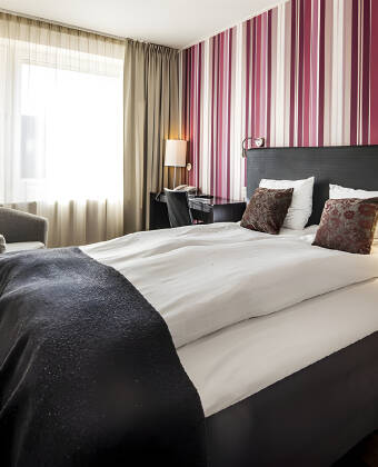 Hotellets indnydende værelser danner en behagelig ramme rundt oppholdet.