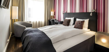 Hotellets inbjudande rum värnar om ett behagligt och bekvämt uppehåll för er vistelse på hotellet.