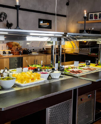 Start dagen med morgenbuffet i hotellets hyggelige omgivelser og tank ny energi til dagens begivenheder.