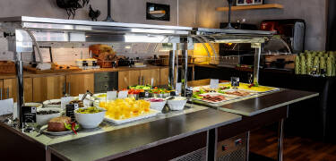 Start dagen med en frokostbuffe i hotellets hyggelige omgivelser.