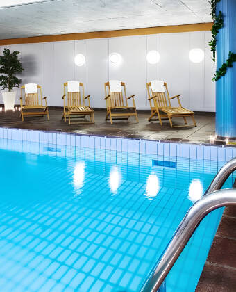 Hotellet har en flott avslapningsavdeling med svømmebasseng, sauna- og fitnessfasiliteter, hvor dere kan runde av en opplevelsesrik dag.