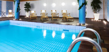 Hotellet har en flott avslapningsavdeling med svømmebasseng, sauna- og fitnessfasiliteter, hvor dere kan runde av en opplevelsesrik dag.