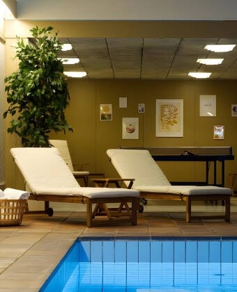 Hotellet har en flott avslapningsavdeling med svømmebasseng, sauna- og fitnessfasiliteter, hvor dere kan runde av en opplevelsesrik dag.