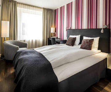 Hotellets indnydende værelser danner en behagelig ramme rundt oppholdet.