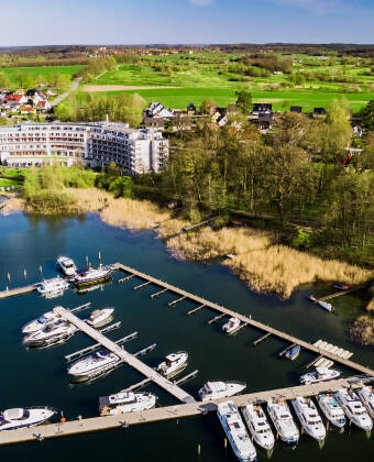 Seehotel Fleesensee ligger i hjärtat av den vackra Mecklenburgska sjöbygden och har en egen badö med gratis parasoller och solstolar.