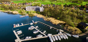Im Herzen der schönen Mecklenburgischen Seenplatte gelegen, verfügt das Seehotel Fleesensee über eine eigene Badeinsel und bietet kostenlose Sonnenschirme und Liegen.