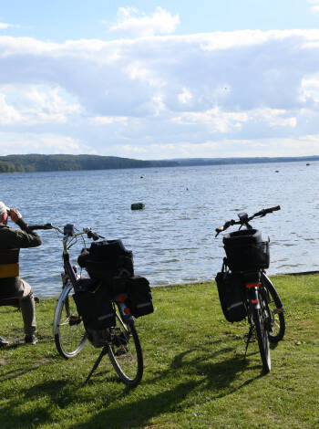 Make use of the many hiking trails and cycling paths of the region. Play tennis, and squash, go horse riding in Malchow, and play Golf at Golfclub Fleesensee.