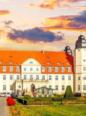Besøk de staselige slottene og herregårdene i området og gå i adelens fotspor. (Castle Fleesensee, Goehren Lebbin)