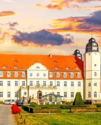 Besuchen Sie die stattlichen Schlösser und Herrenhäuser in der Umgebung und wandeln Sie auf den Spuren des Adels. (Schloss Fleesensee, Goehren Lebbin)