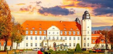 Besuchen Sie die stattlichen Schlösser und Herrenhäuser in der Umgebung und wandeln Sie auf den Spuren des Adels. (Schloss Fleesensee, Goehren Lebbin)