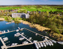 Seehotel Fleesensee ligger i hjertet af det smukke Mecklenburgske søområde og har sin egen badeø med gratis parasoller og liggestole.