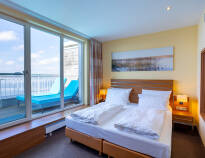 Rummen är rymliga och mot en extra avgift kan du boka ett rum med utsikt över sjön.