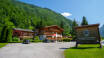 Hotellet har en alpin arkitektonisk stil i rolige østrigske omgivelser.
