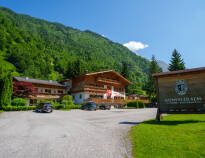 Hotellet har en alpin arkitektonisk stil i rolige østrigske omgivelser.