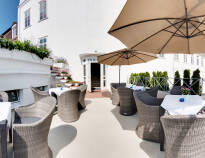 Nyd solen og roen på hotellets dejlige terrasse efter en oplevelsesrig dag.