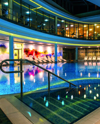 I det rummelige spa- og saunaområde venter en 25 meter lang swimmingpool, et legebassin, en sauna, en isiglo og mange andre spændende højdepunkter.