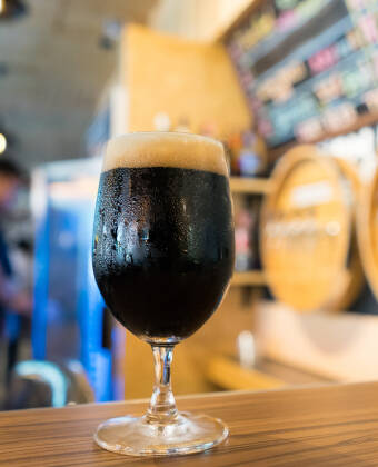 Bad Köstritz är känd för sitt bryggeri och det mörka ölet "Köstritzer", som du kan smaka på Hotel Goldner Löwe.