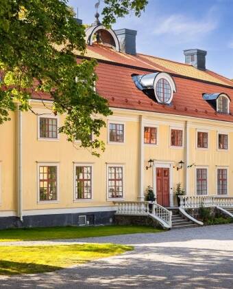 Bo i en vackert bevarad herrgård med över 300 års historia.