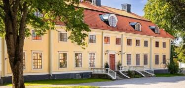 Bo i en vackert bevarad herrgård med över 300 års historia.