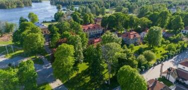 Strosa genom historiska omgivningar, parkmark vid vattnet och charmiga bruksmiljöer.