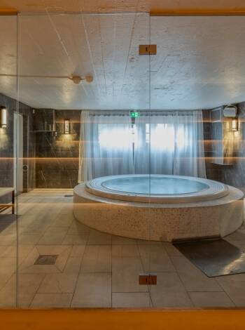 Koppla av och njut av bubbelpool, bastu och massage.