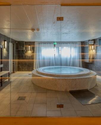 Koppla av och njut av bubbelpool, bastu och massage.