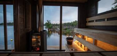 Upplev en traditionell vedeldad bastu med utsikt över Dalälven.
