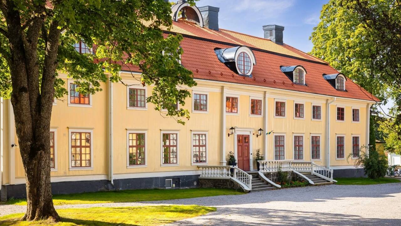 Bo i en smukt bevaret herregård med over 300 års historie.