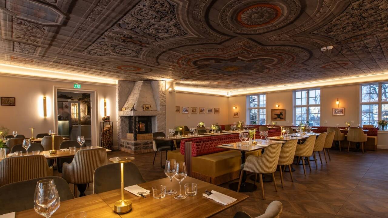 Under et vakkert malt tak serveres sesongbaserte retter laget av lokale råvarer.