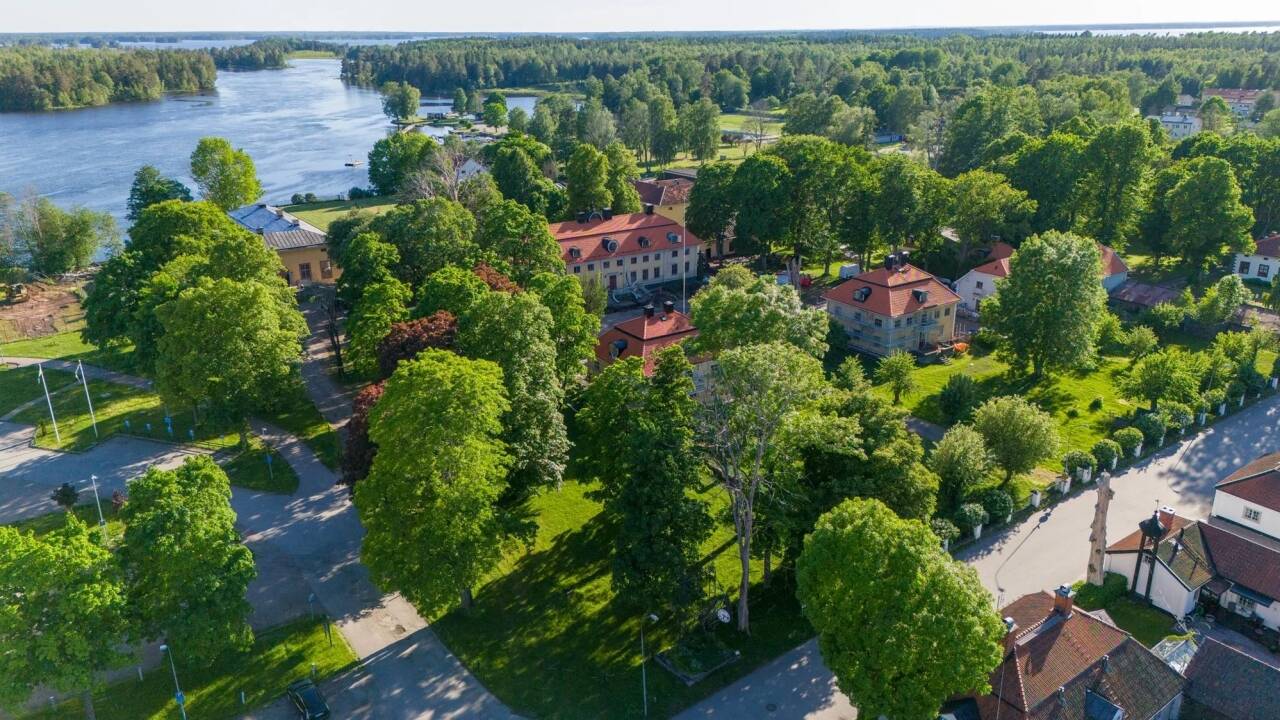Vandre gjennom historiske hager, elvepark og den sjarmerende jernverkslandsbyen.