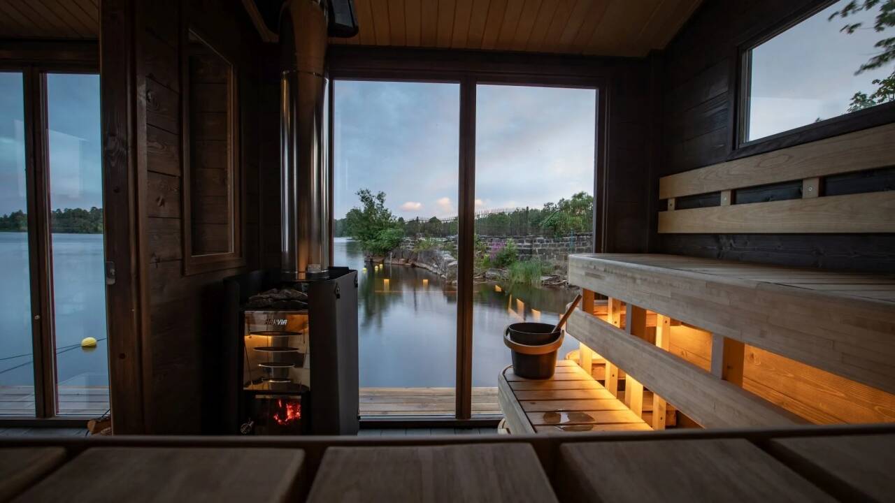 Prøv en traditionel brændefyret sauna med udsigt over Dalälven.