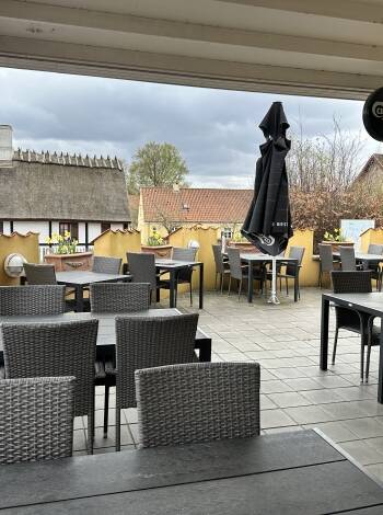 Das Orø Kro liegt mitten in Bybjerg, direkt neben der Kirche, die Sie von der Terrasse des Hotels aus sehen können.