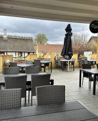 Das Orø Kro liegt mitten in Bybjerg, direkt neben der Kirche, die Sie von der Terrasse des Hotels aus sehen können.