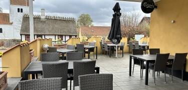 Das Orø Kro liegt mitten in Bybjerg, direkt neben der Kirche, die Sie von der Terrasse des Hotels aus sehen können.