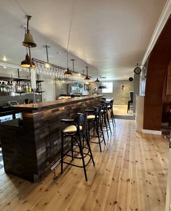Die Bar/Lounge bietet den perfekten Rahmen, um sich bei einem Drink in warmer, einladender Atmosphäre zu entspannen.