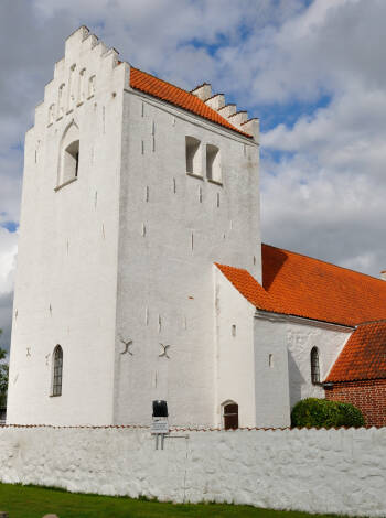 Udover den gamle kirke er der masser af attraktioner her. Besøg det lokale museum, zoo eller Galleri ArtDoor.