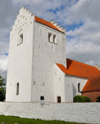 Neben der alten Kirche gibt es hier noch viele andere Attraktionen. Besuchen Sie das örtliche Museum, den Zoo oder die Galleri ArtDoor.