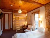 Hotellet har 100 værelser med traditionelle indretningsdetaljer og mange af værelserne har en skøn udsigt over Siljan-søen.