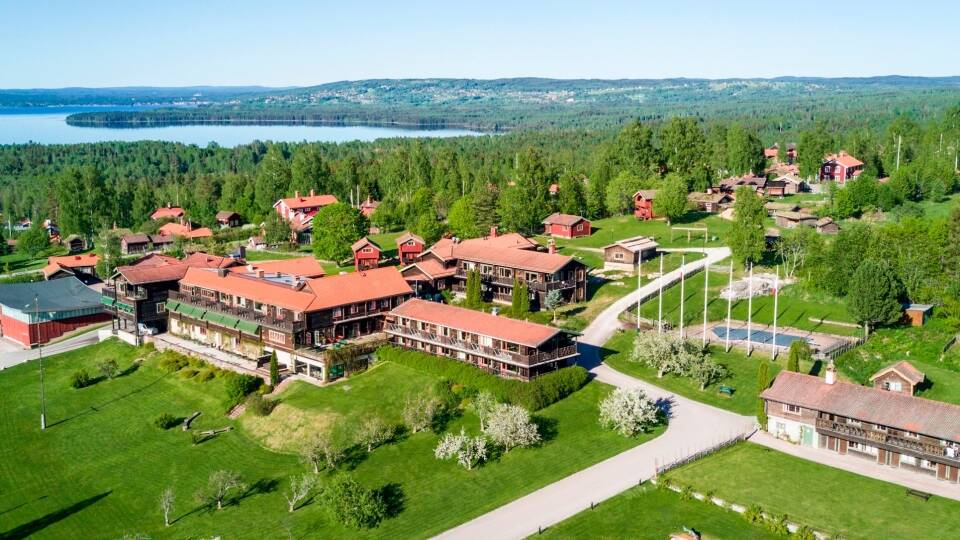 Välkomna till Green Hotel Tällberg som ligger vackert beläget vid Siljan