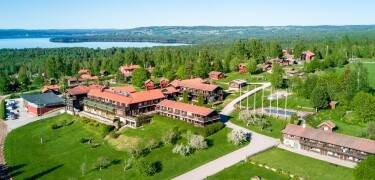 Välkommen till Green Hotel Tällberg, vackert vid Siljans strand och omgiven av natursköna omgivningar.