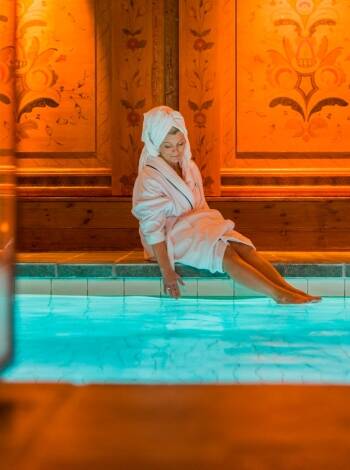 Koppla av i en mysig relaxavdelning med inomhuspool, bastu, jacuzzi och gym.