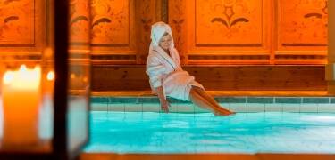 Koppla av i en mysig relaxavdelning med inomhuspool, bastu, jacuzzi och gym.