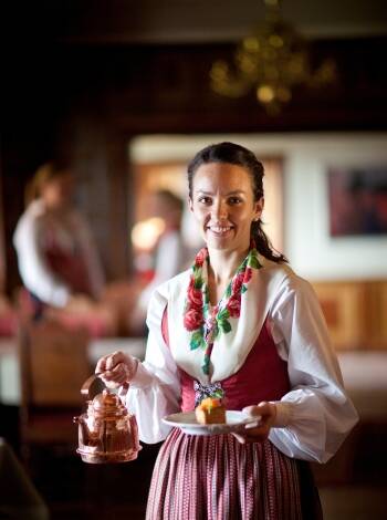 Upplev traditionella Dalarna med personal i genuina folkdräkter.