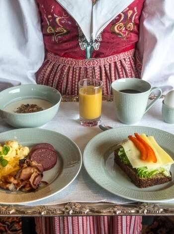 Restaurang som serverar mat lagad från grunden med färska råvaror från lokala gårdar.