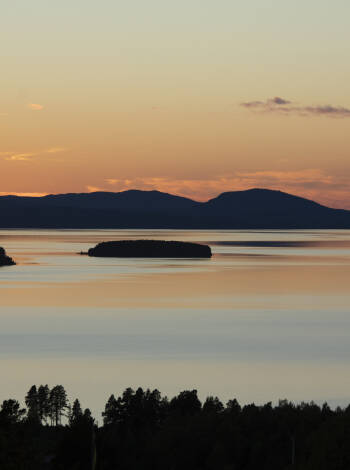 Njut av hänförande utsikt från höjden över Siljan och Dalarnas landskap.