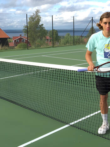 Utomhuspool och tennisbana bjuder på aktiva dagar mitt i Sverige.