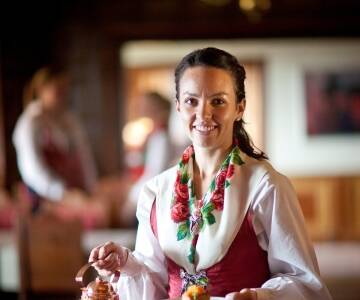 Erleben Sie das traditionelle Dalarna mit Personal in authentischer Volkstracht.
