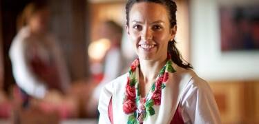 Oplev det traditionelle Dalarna med personale i autentiske folkedragter.